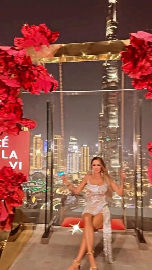 Ninel Conde Instagram - Así es la vida! Hermosa y hay que disfrutarla día a día … gracias por tanto.. los amo ❤️.. les gusta mi vestido de cumpleaños ? Los leo 👀.
.
.
.
#celaviedubai #dubai #happybirthday #birthdaygirl #almarey #fy #fye #makeup #makeupideas #cristal #swarovzki #love #celavie