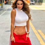Ninel Conde Instagram - Siempre siéntete una muñekita y serás tratad@ como lo mereces bebé💋 y qué mejor manera de iniciar la semana sintiéndote divin@ especial y muy amad@ por ti ❤️ Déjame un 💋 si tú también empezaste la semana sintiéndote divin@. 💄 @vicoguadarrama 💇🏼‍♀️ @armandeusbrickell @eguzmann #miamifit #Miamigirl #ninelconde #almarey #Fitgirl #Fitness #fitlife #Miamivibes #gymaddict Miami, Florida