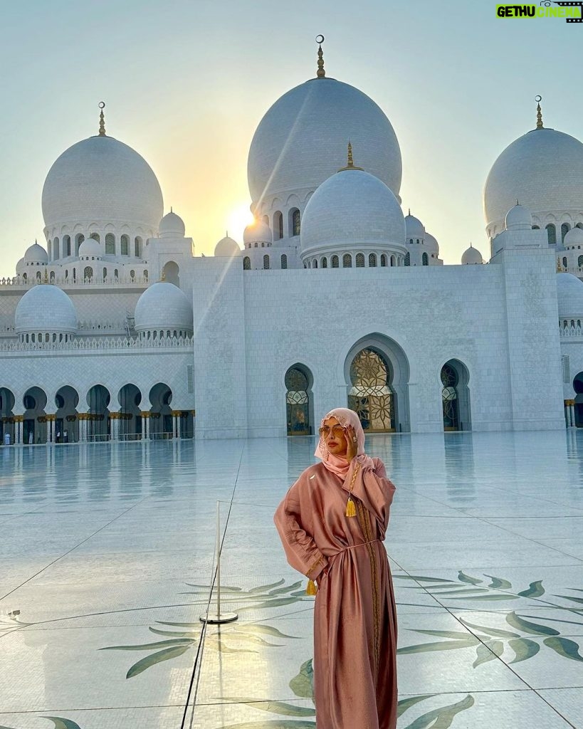 Ninel Conde Instagram - Abu Dhabi you’re absolutely amazing 🐪🐪🐪.. . . . . #abudhabi #abudhabilife #fy #fye #viral #trend #fy #fye #mosque Abu Dhabi Grand Mosque