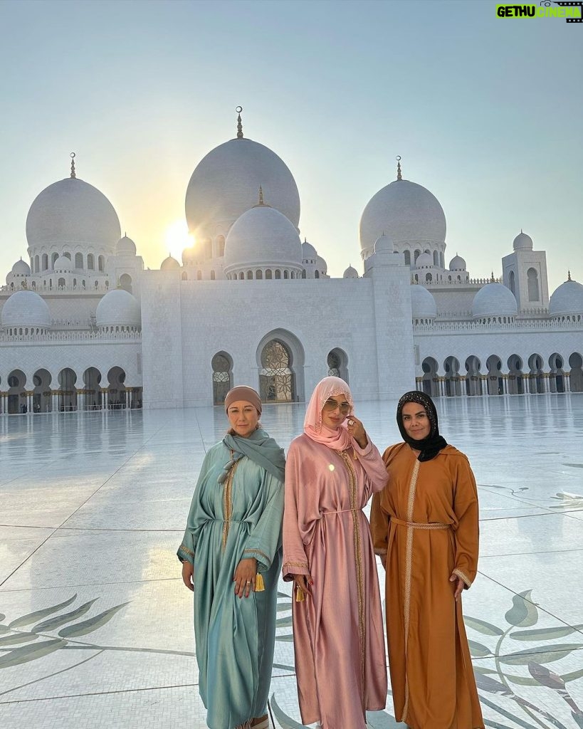 Ninel Conde Instagram - Abu Dhabi you’re absolutely amazing 🐪🐪🐪.. . . . . #abudhabi #abudhabilife #fy #fye #viral #trend #fy #fye #mosque Abu Dhabi Grand Mosque