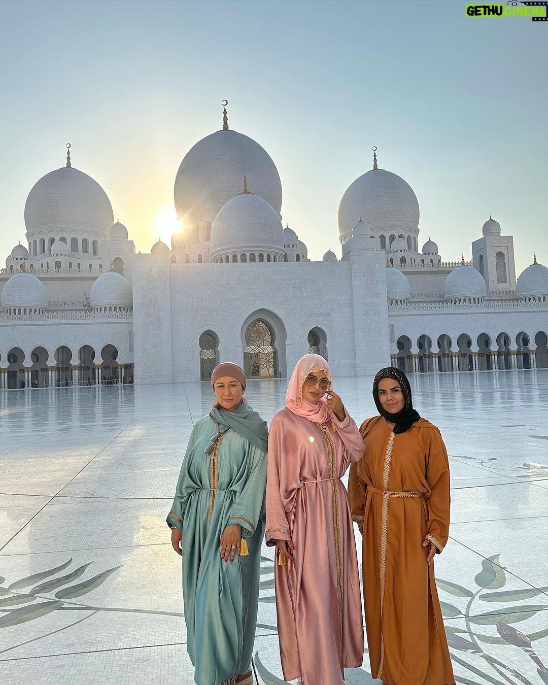 Ninel Conde Instagram - Abu Dhabi you’re absolutely amazing 🐪🐪🐪.. . . . . #abudhabi #abudhabilife #fy #fye #viral #trend #fy #fye #mosque Abu Dhabi Grand Mosque