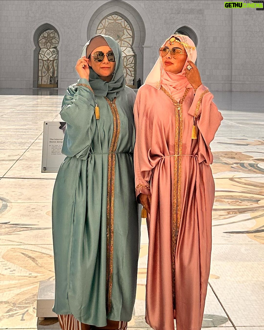 Ninel Conde Instagram - Abu Dhabi you’re absolutely amazing 🐪🐪🐪.. . . . . #abudhabi #abudhabilife #fy #fye #viral #trend #fy #fye #mosque Abu Dhabi Grand Mosque