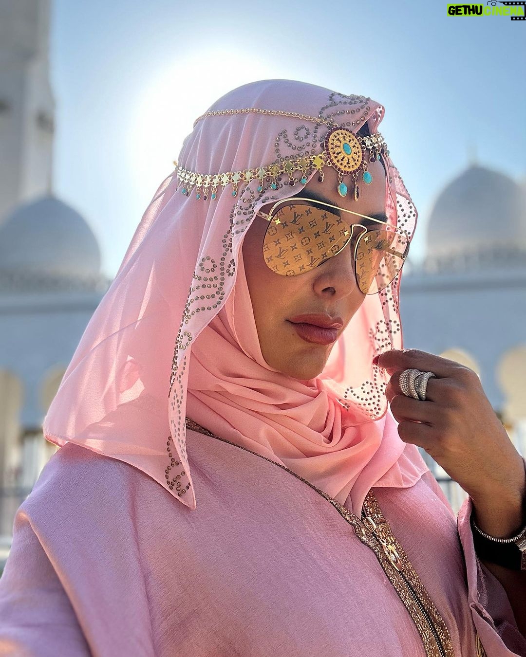 Ninel Conde Instagram - Abu Dhabi you’re absolutely amazing 🐪🐪🐪.. . . . . #abudhabi #abudhabilife #fy #fye #viral #trend #fy #fye #mosque Abu Dhabi Grand Mosque