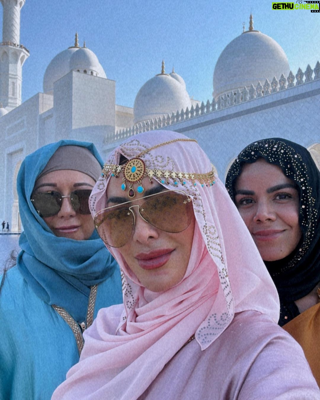 Ninel Conde Instagram - Abu Dhabi you’re absolutely amazing 🐪🐪🐪.. . . . . #abudhabi #abudhabilife #fy #fye #viral #trend #fy #fye #mosque Abu Dhabi Grand Mosque