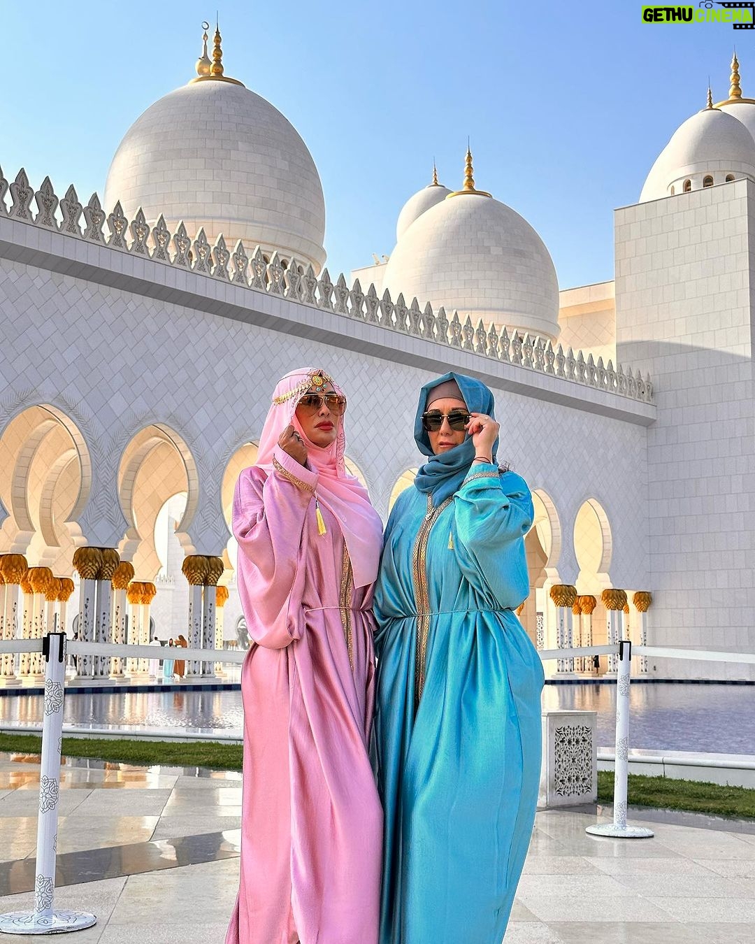 Ninel Conde Instagram - Abu Dhabi you’re absolutely amazing 🐪🐪🐪.. . . . . #abudhabi #abudhabilife #fy #fye #viral #trend #fy #fye #mosque Abu Dhabi Grand Mosque