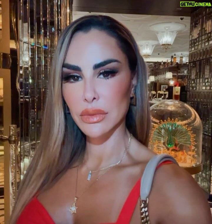 Ninel Conde Instagram - 🌟🌟🌟 Golden times ❤️ Dentro del edificio más grande del mundo .. en lo más alto ! Ahí es donde merecemos estar❤️. Les gusta ? . . #burjkhalifa #atmosphere #atmosphereburjkhalifa #gold #dubai #dubailife #fy #fye #trend #viral . . . At.mosphere Burj Khalifa