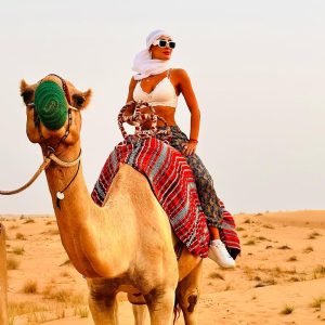 Ninel Conde Instagram - Dubai desert 🐪 🐪🐪 
.
.

Que bella experiencia
Gracias @clauguevarahdz por siempre estar! Por ser más que mi amiga .. mi hermana por decisión .. Porque la amistad se demuestra con hechos no con palabras.
Por mas viajes y experiencias juntas ! Te amo sister .
•
#dubai #dubaidesert #dubaidesertsafari
#camels #dubaicamels #fy #travel
#traveltips #travelexcursions #fye #trend
riviral