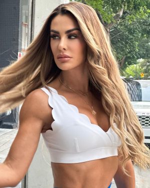Ninel Conde Instagram - Somos lo que hacemos de forma repetida. La excelencia no es un acto, sino un hábito 💪🏻

Mis hermosos, ¿qué les pareció el retoque que me hicieron en @armandeusbrickell? A mi me encantó 😍😍 ¡Estaré leyendo sus comentarios!

#ninelconde #miami #girls #model #gym #fitness #fitnessmotivation #actress #girlpower #usa