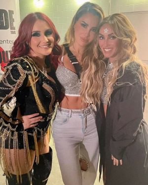 Ninel Conde Instagram - Si soy REBELDE.
Mi hija hermosa mi @dulcemaria te amo mi reina sigue triunfando! Ame verte realizada .
Las amo mis niñas ❤️
Que les parece estas imágenes? Les recordó esa época dorada de @rbd_musica ? Los leo!
.
.
#rbd #rebelde #soyrebelde #dulcemaria #anahi #mia #miacoluchi #robertapardo #almarey #fy #fye #trend #reels #reelsinstagram #réel