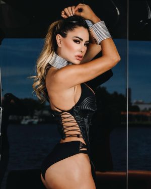 Ninel Conde Instagram - Pregúntate si lo que estás haciendo hoy te acerca al lugar en el que quieres estar mañana … 🌈

Les deseo un lindo fin de semana, mis hermosos 💋

#NinelConde #beach #miamibeach #miami #rbd #almarey #sexy #bombonasesino #girlpower #model