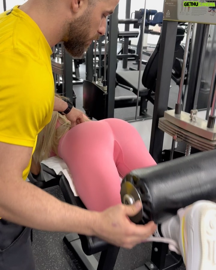 Ninel Conde Instagram - ¡Rutina completa cuádriceps, femoral y pantorrilla!💋 Porque ustedes lo pidieron, hoy les traigo la rutina completa 🦵 Cada uno de estos ejercicios consta de series que permiten exigirnos más e incrementar la carga y, ¡con esto aumentar fuerza y masa muscular! Estos músculos, que no solo busca aumentar la masa muscular.💪🏻 Por cierto, ¿quieren más rutinas como estas?🔥🔥 . Plan fitness @valverdefitness Coach @le.trainer Gym @elev8tionfitness #Fitness #Fitlife #Latingirl #Ninelconde #Almarey #Fitlife #Hiptrush #Rutinasparaelgym #Cuadriceps #Miamifit #Fitnessgirl #Reels #Miamilife Miami, Florida