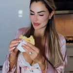 Ninel Conde Instagram - ¡Mis bombones 💋, hago por primera vez AREPAS 🇻🇪! ¿Qué tal me quedo? 🤔 Me enseñó @mauricio_mejia Déjenme en los comentarios todos sus tips para la arepa perfecta, los leo 👀 y no se pierdan el final 😂. Video by @karsmiley #NinelConde #CondeTips #Arepas #Miami #Venezuela #Mexico #RecetaVenezolana