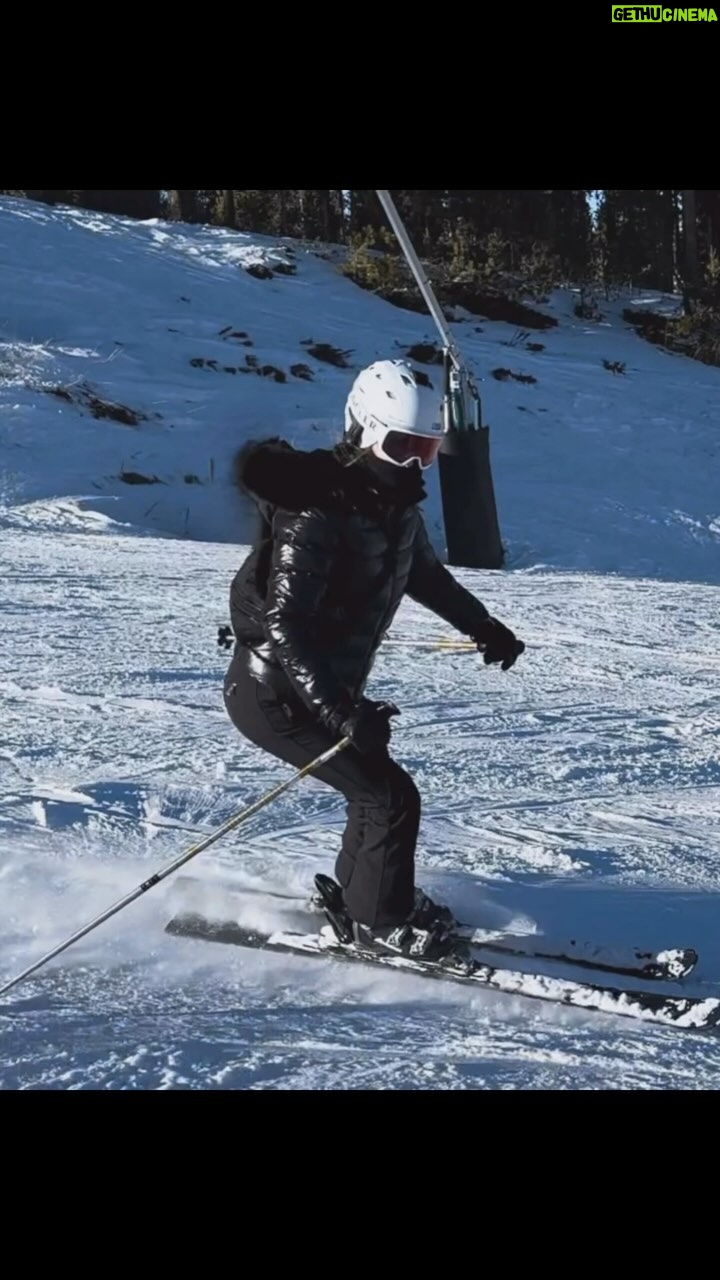 Ninel Conde Instagram - Tanta nostalgia! Extrañando la montaña, a la vez un poco triste porque al caerme me lastime la rodilla, pero no me voy a dar por vencida y me voy a recuperar y pronto volveré a la montaña! Decretado! Siempre piensa positivo y decreta lo bueno y te vendrá! Las palabras tienen poder ! Úsalas ! . #decreto #positive #positivevibes #ski #moncler #vail #skiseason Vail, Colorado