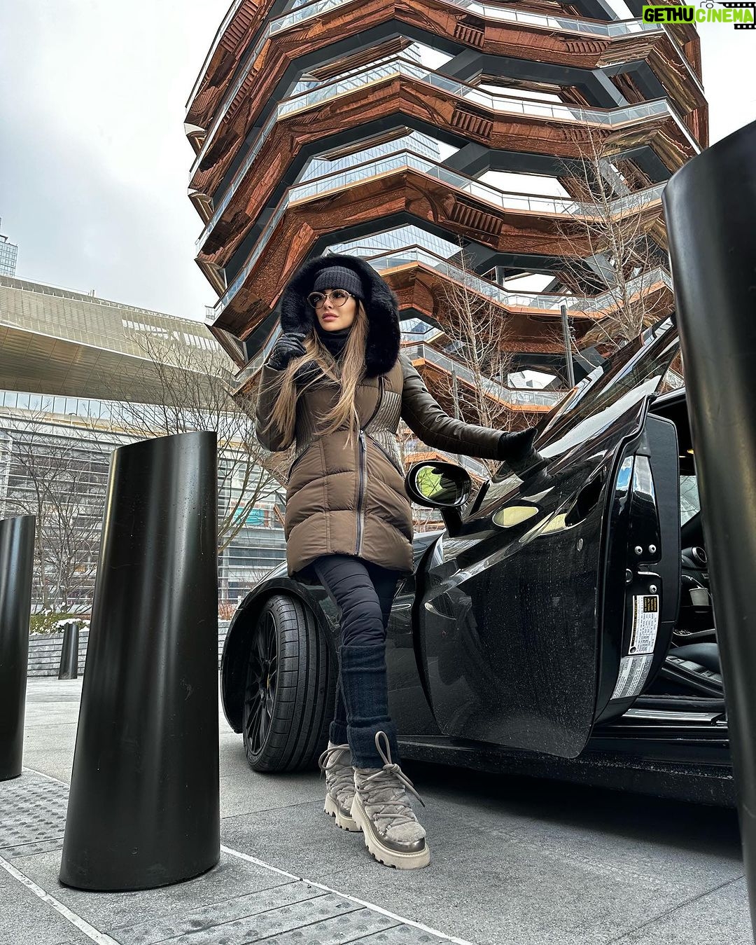 Ninel Conde Instagram - Sigue a tu corazón, especialmente si te lleva a Nueva York 🤍🤎 ¿Qué ciudad es tu favorita para viajar? Los leo👀 . . . #ninelconde #travel #nyc #newpost #vessel #ferrari #traveltheworld #labombonasesino #newyork