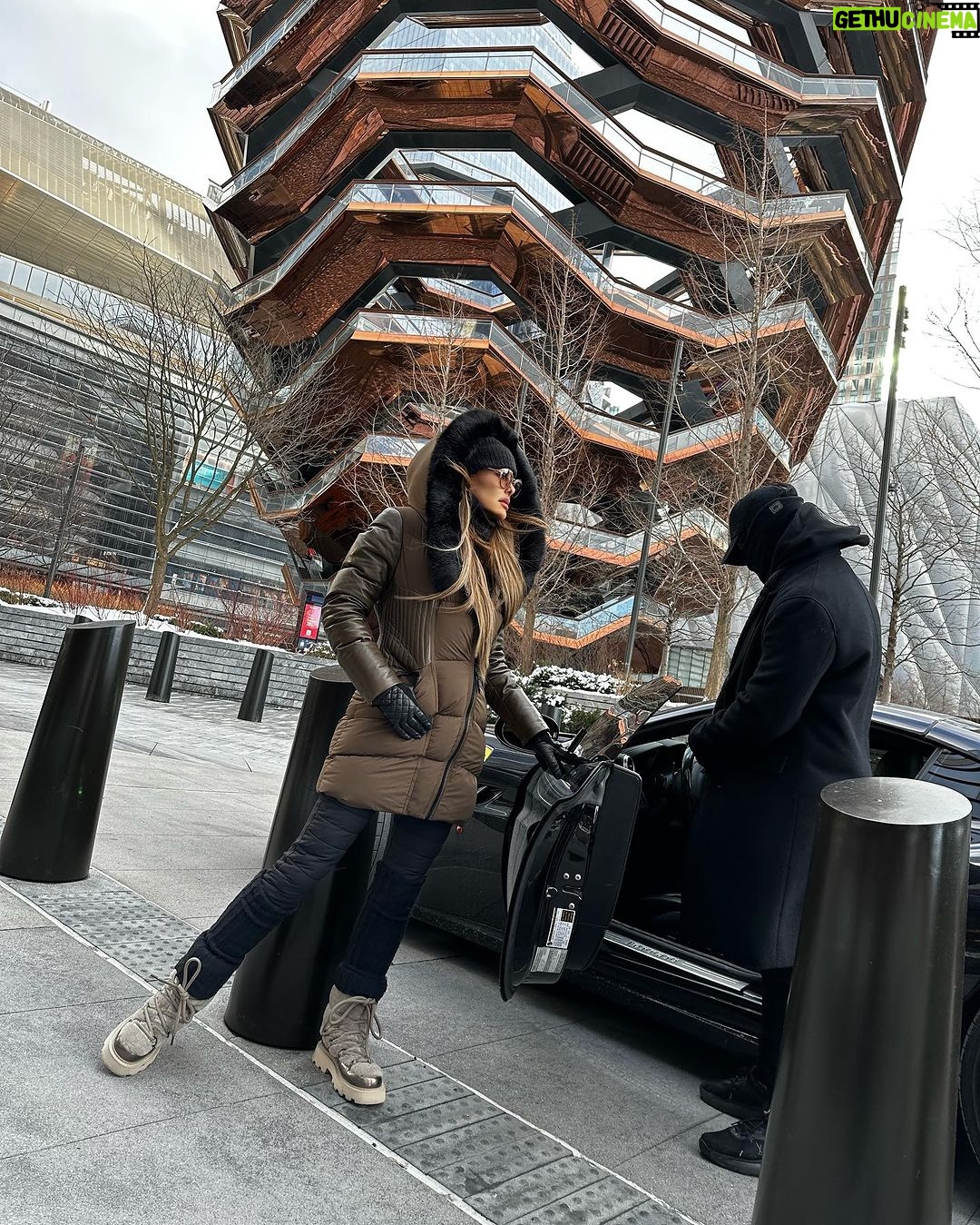 Ninel Conde Instagram - Sigue a tu corazón, especialmente si te lleva a Nueva York 🤍🤎 ¿Qué ciudad es tu favorita para viajar? Los leo👀 . . . #ninelconde #travel #nyc #newpost #vessel #ferrari #traveltheworld #labombonasesino #newyork