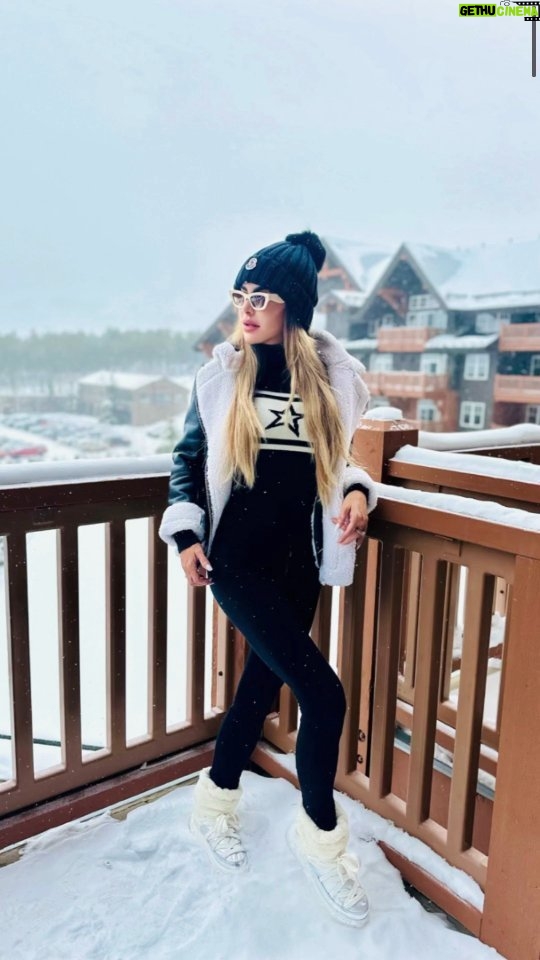 Ninel Conde Instagram - ¿Cuál de estos outfits de ❄️ es tu favorito? Para apreciar el invierno y el frío es necesario vestir con estilo 😉. #Ninelconde #Ski #Skioutfit #Winter #VailMountain #Trend #Fashion