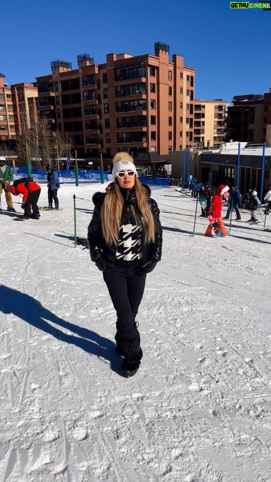 Ninel Conde Instagram - Pase un tiempo increíble en Vail ✨. La mejor forma de cerrar el año viejo y comenzar uno nuevo 🙌🏻. ¿Cuántos más aman la nieve ❄️como yo? #NinelConde #VailMountain #vacation #ski #colorado #skioutfit #winter