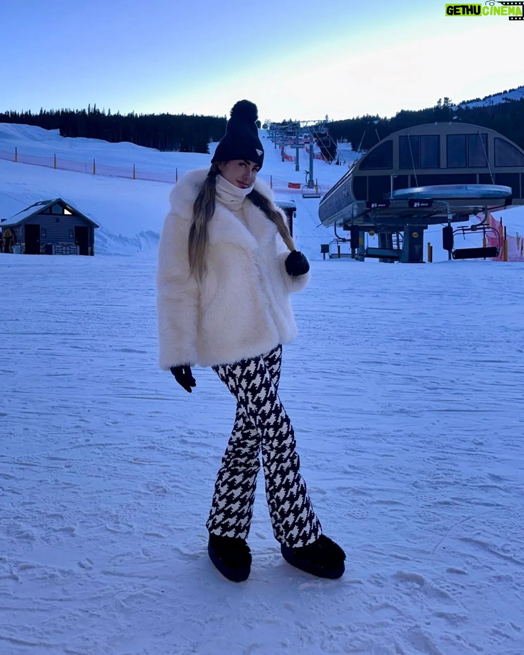 Ninel Conde Instagram - ¿De qué sirve el calor del verano sin el frío del invierno ❄️ ? Pasé unos hermosos días en Colorado 🏂, disfrutando de la nieve , y la magia de esta época invernal. Agradecida por tanto 💖. #NinelConde #SnowDays #NewYear #VailMountain #Trend #Viral