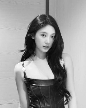 Ningning Instagram - Love your W🖤

@wkorea