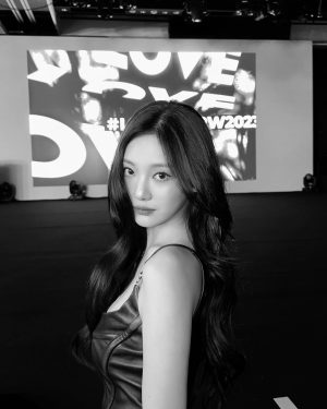 Ningning Instagram - Love your W🖤

@wkorea