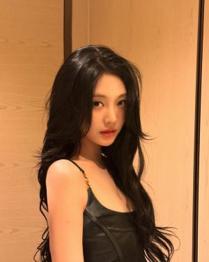 Ningning Instagram - Love your W🖤

@wkorea