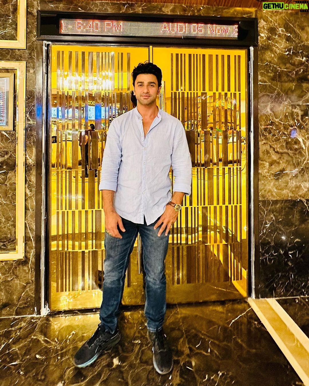 Nishant Singh Instagram - π¬ On set: Award-winning performances! π At the cinema: World champion of awkwardly cute poses! π
πΈ Embracing the spotlight when it's scripted, and blushing my way through candids. Lights, camera, candid-action! π₯β¨ #ActorOnSet #CandidCutie #nishantsinghmalkani