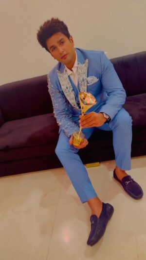 Nishant Singh Instagram - One more for the win! ❤️

Thank you @indtellyawards 

'Most Fit and healthy actor' Shayad isiliye itne saal se tik gaya 😂 you know what they say, Survival of the 'fittest'.

Costume : suumaayaa by @shilpsaxena 
Hair : @azruddin_hairstylist
