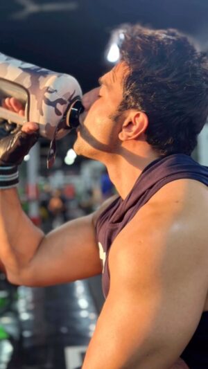 Nishant Singh Instagram - Hydrate your self 😅

#nishantmalkhani #nishantsinghmalkani #reels