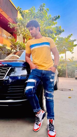 Nishant Singh Instagram - Is song ki feels lo ❤️🤗

Hair by @azruddin_hairstylist 

#nishantmalkhani #reels