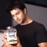 Nishant Singh Instagram - Baat chahe health ki ho ya fitness ki, I always try to be perfect in it! And when it comes to my diet, I count on brown rice by @daawatofficial It’s rich in protein, low in cholestrol, good for heart health and what not. I recommend you to add brown rice in your meal, thank me later ;) 🎥 @ilmanaazphotography1 Hair by @azruddin_hairstylist #Ad #DaawatBrownRice #StayHealthyWithBrownRice #HealthiestBrownRice #7PDigital
