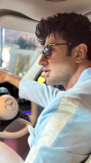 Nishant Singh Instagram - Dil chahta hai 💕🙄

Costume Designed by @retesh_retesh 

Hair by @azruddin_hairstylist 

#nishantmalkhani #mercedes #awardsnight #reelsvideo
