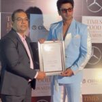 Nishant Singh Instagram - Presenting the Times Food Awards 2023 to one of my fav restaurants❤️ Thank you @timesfoodnightlife @timesofindia @bombaytimes for this honor 💕 My Cool blue look designed by @retesh_retesh Hair by @azruddin_hairstylist #nishantmalkhani #timesfoodawards