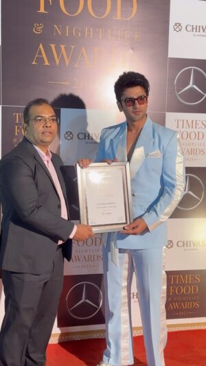 Nishant Singh Instagram - Presenting the Times Food Awards 2023 to one of my fav restaurants❤️

Thank you @timesfoodnightlife @timesofindia @bombaytimes for this honor 💕

My Cool blue look designed by @retesh_retesh 
Hair by @azruddin_hairstylist 

#nishantmalkhani #timesfoodawards
