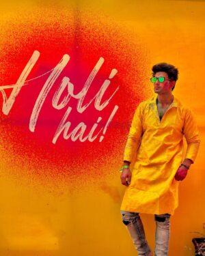 Nishant Singh Instagram - Meri Holi kaisi rahi kal reel mein dikhaunga. Abhi ke liye Yeh lo 🤗❤️

Happy Holi to you all 🌈

#nishantmalkhani #happyholi