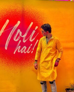 Nishant Singh Instagram - Meri Holi kaisi rahi kal reel mein dikhaunga. Abhi ke liye Yeh lo 🤗❤️

Happy Holi to you all 🌈

#nishantmalkhani #happyholi