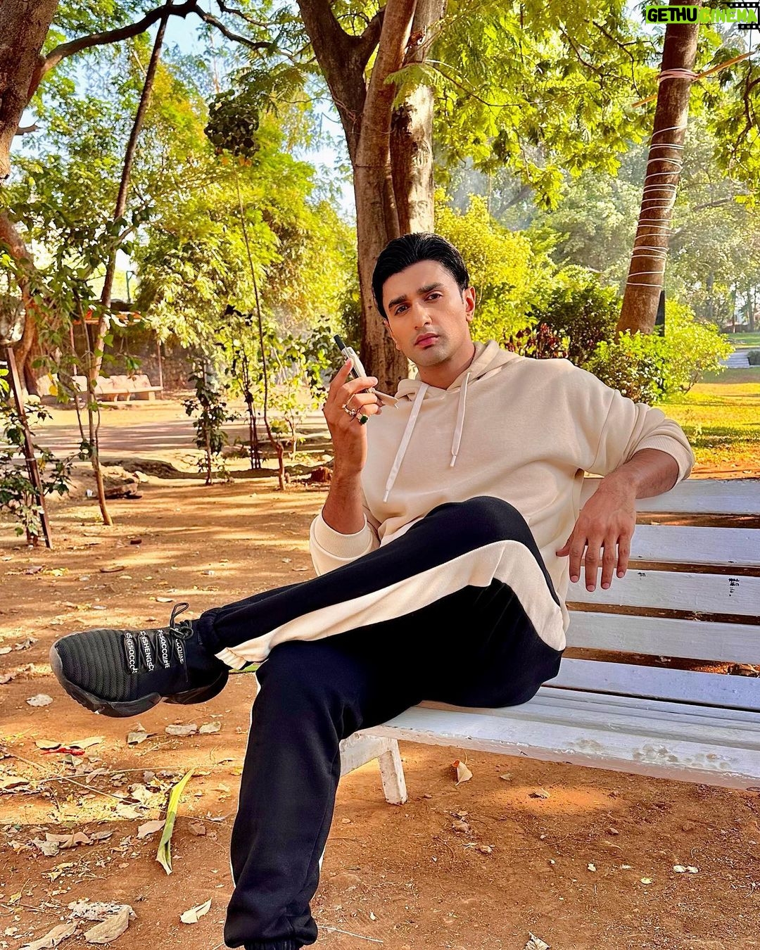 Nishant Singh - 215.5K Likes - Park mein 'Johri the Shark'
🦈🤝🏻
@endemolshineind
@atrangiitvandapp
#johri #nishantmalkhani
Hair by @azruddin_hairstylist