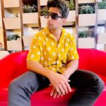 Nishant Singh Instagram - Yellow shirt, red couch, and a whole lot of style and this song ❤️🫶🏻🔥💛 #StyleStatement #CoolAndColorful #jawan #chaleya #nishantmalkhani #nishantsinghmalkani