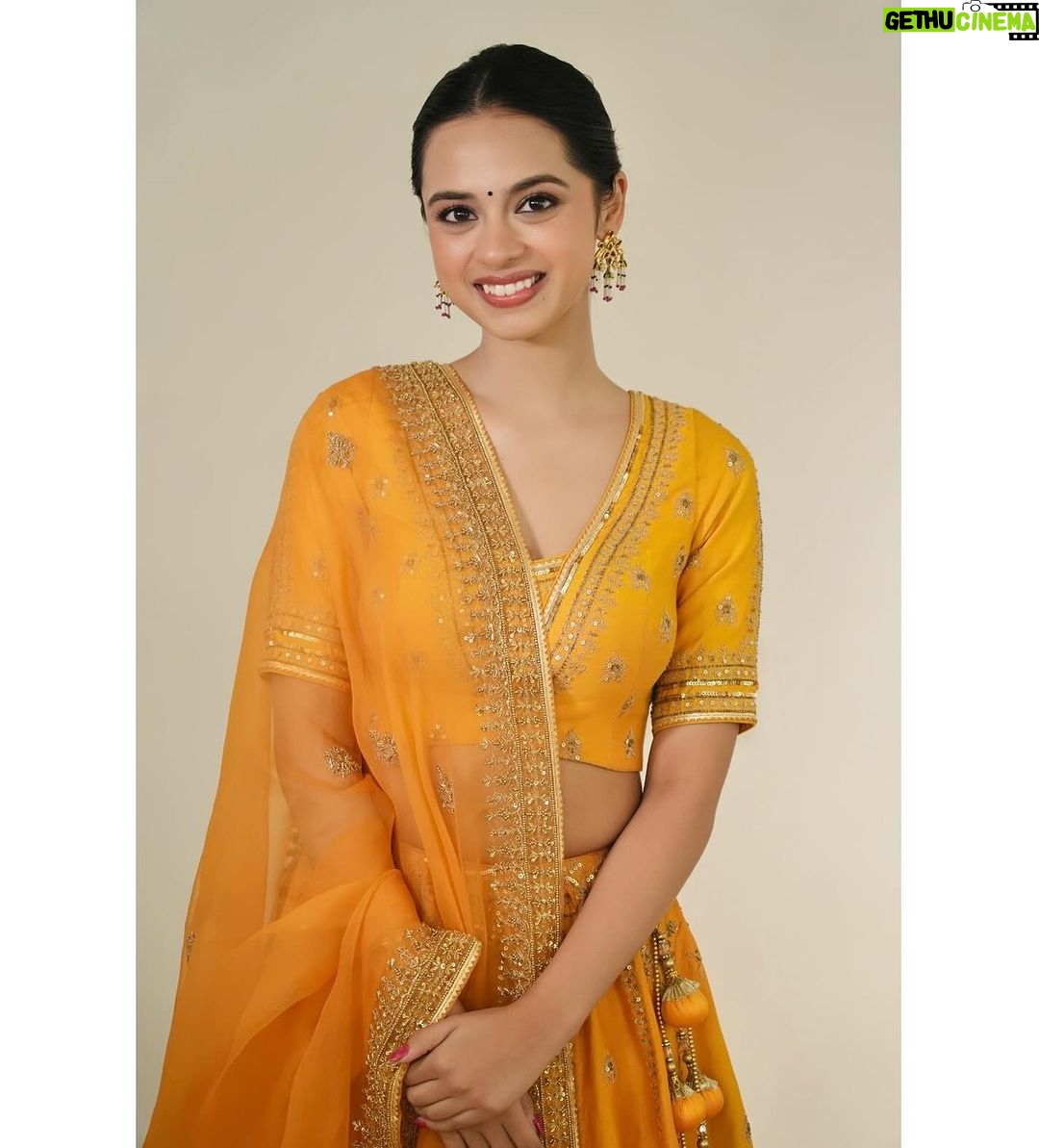 Nitanshi Goel Instagram - Phool🌼-y in love with this outfit ✨ Photographer: @shafibts Styled by: @ekta_singh96 Outfit: @jigarmaliofficial Earrings: @aquamarine_jewellery Make-up: @makeupbyaditee Hair: @aruna_bridal_makeover Editor: @_rahul.rajeev_ Dressman team: @pravin_kumar_nirala #LaapataaLadies #Throwback #iranupurwedding #irakhanreception #jioworldconventioncentre #nitanshigoel #laapataaladies #phool