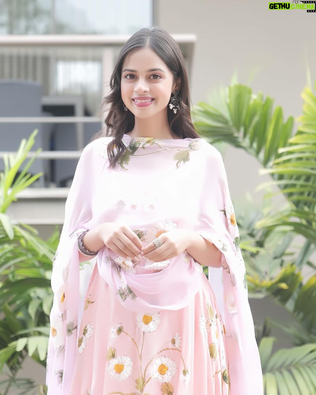 Nitanshi Goel Instagram - Phool wearing phools🌸🌼🌺🌷🌹🌻🪻🪷 Bhopal Promotions✨ #LaapataaLadies Photographer - @_rahul.rajeev_ Styled by - @ekta_singh96 Outfit by - @picchika Accessories - @aquamarine_jewellery Dressman Team - @pravin_kumar_nirala Assistant - @abhishek__gujar__ #phool #🌸 #nitanshigoel #laapataaladies #bhopal @aamirkhanproductions @kindlingindia @officialjiostudios Bhopal, Madhya Pradesh