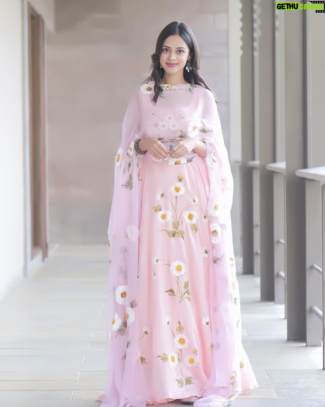 Nitanshi Goel Instagram - Phool wearing phools🌸🌼🌺🌷🌹🌻🪻🪷 Bhopal Promotions✨ #LaapataaLadies Photographer - @_rahul.rajeev_ Styled by - @ekta_singh96 Outfit by - @picchika Accessories - @aquamarine_jewellery Dressman Team - @pravin_kumar_nirala Assistant - @abhishek__gujar__ #phool #🌸 #nitanshigoel #laapataaladies #bhopal @aamirkhanproductions @kindlingindia @officialjiostudios Bhopal, Madhya Pradesh