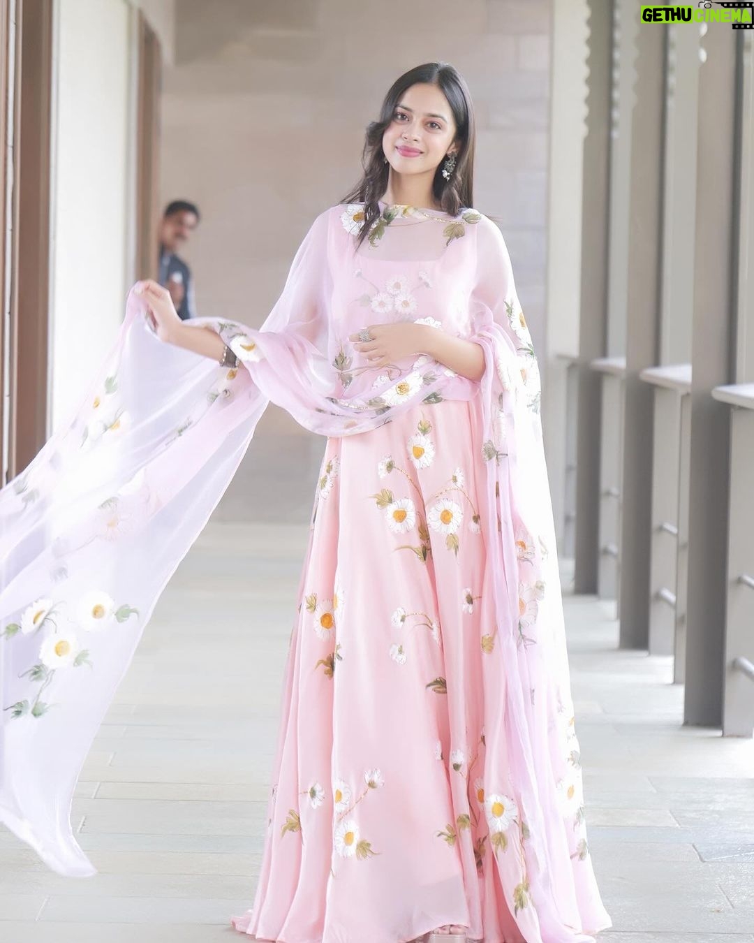 Nitanshi Goel Instagram - Phool wearing phools🌸🌼🌺🌷🌹🌻🪻🪷 Bhopal Promotions✨ #LaapataaLadies Photographer - @_rahul.rajeev_ Styled by - @ekta_singh96 Outfit by - @picchika Accessories - @aquamarine_jewellery Dressman Team - @pravin_kumar_nirala Assistant - @abhishek__gujar__ #phool #🌸 #nitanshigoel #laapataaladies #bhopal @aamirkhanproductions @kindlingindia @officialjiostudios Bhopal, Madhya Pradesh