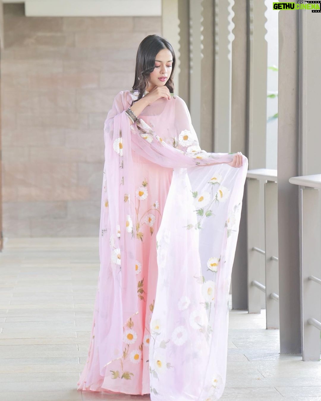 Nitanshi Goel Instagram - Phool wearing phools🌸🌼🌺🌷🌹🌻🪻🪷 Bhopal Promotions✨ #LaapataaLadies Photographer - @_rahul.rajeev_ Styled by - @ekta_singh96 Outfit by - @picchika Accessories - @aquamarine_jewellery Dressman Team - @pravin_kumar_nirala Assistant - @abhishek__gujar__ #phool #🌸 #nitanshigoel #laapataaladies #bhopal @aamirkhanproductions @kindlingindia @officialjiostudios Bhopal, Madhya Pradesh