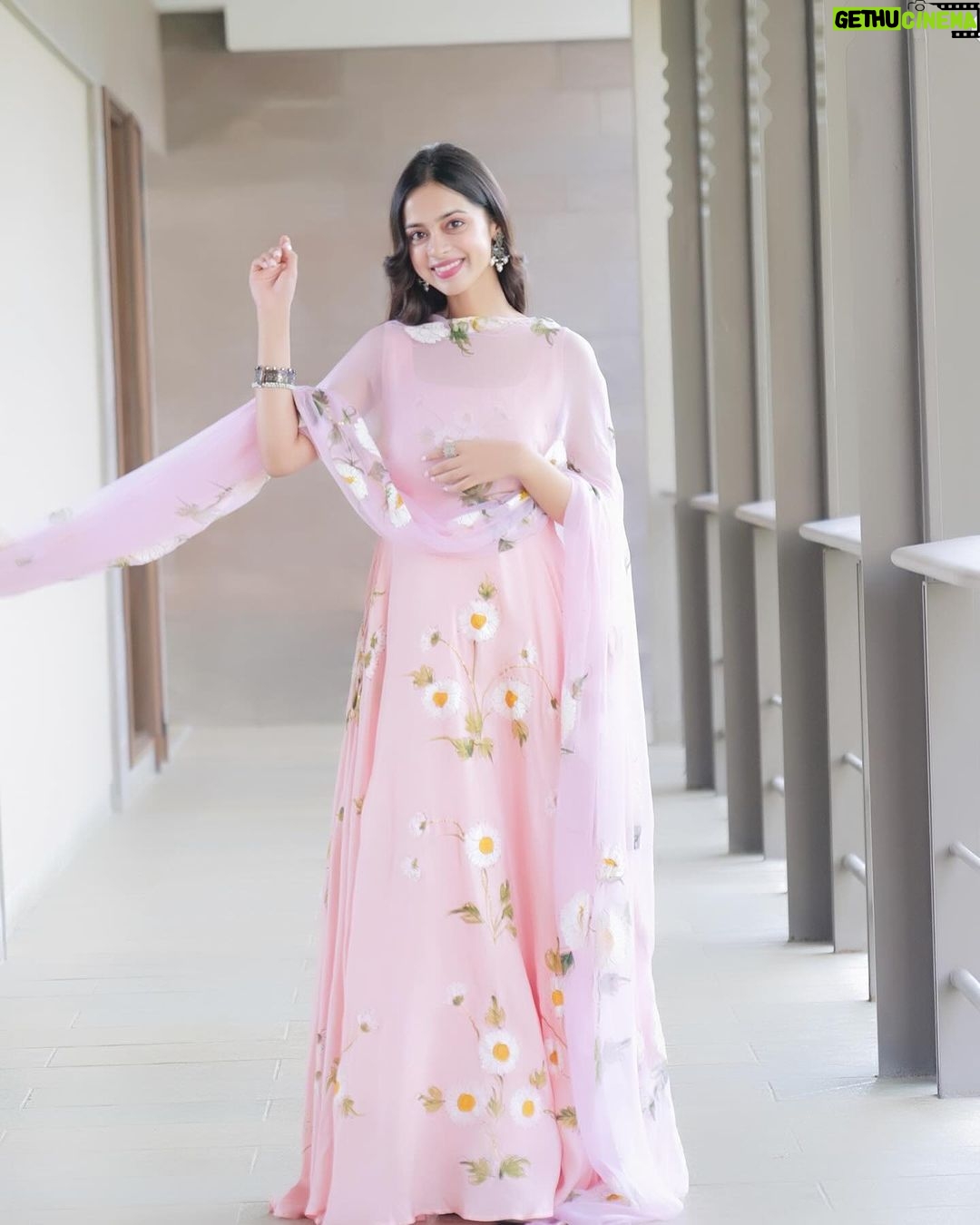 Nitanshi Goel Instagram - Phool wearing phools🌸🌼🌺🌷🌹🌻🪻🪷 Bhopal Promotions✨ #LaapataaLadies Photographer - @_rahul.rajeev_ Styled by - @ekta_singh96 Outfit by - @picchika Accessories - @aquamarine_jewellery Dressman Team - @pravin_kumar_nirala Assistant - @abhishek__gujar__ #phool #🌸 #nitanshigoel #laapataaladies #bhopal @aamirkhanproductions @kindlingindia @officialjiostudios Bhopal, Madhya Pradesh