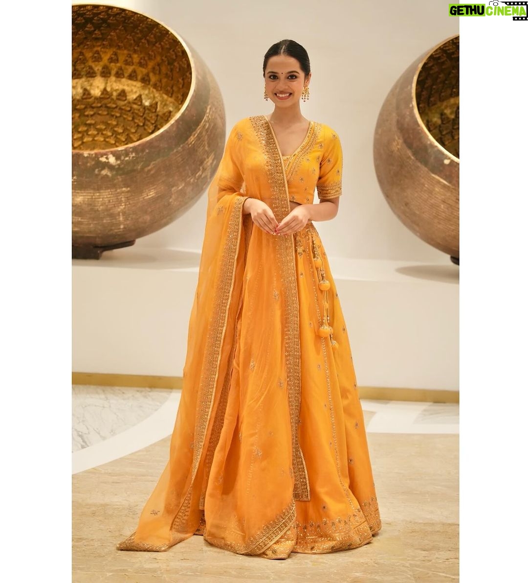 Nitanshi Goel Instagram - Phool🌼-y in love with this outfit ✨ Photographer: @shafibts Styled by: @ekta_singh96 Outfit: @jigarmaliofficial Earrings: @aquamarine_jewellery Make-up: @makeupbyaditee Hair: @aruna_bridal_makeover Editor: @_rahul.rajeev_ Dressman team: @pravin_kumar_nirala #LaapataaLadies #Throwback #iranupurwedding #irakhanreception #jioworldconventioncentre #nitanshigoel #laapataaladies #phool