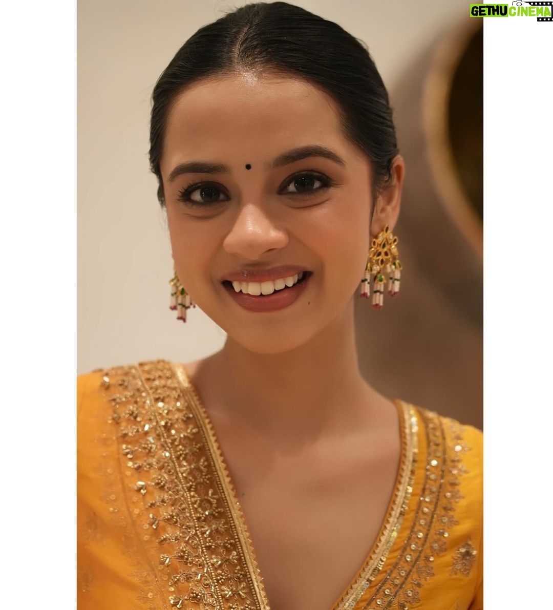 Nitanshi Goel Instagram - Phool🌼-y in love with this outfit ✨ Photographer: @shafibts Styled by: @ekta_singh96 Outfit: @jigarmaliofficial Earrings: @aquamarine_jewellery Make-up: @makeupbyaditee Hair: @aruna_bridal_makeover Editor: @_rahul.rajeev_ Dressman team: @pravin_kumar_nirala #LaapataaLadies #Throwback #iranupurwedding #irakhanreception #jioworldconventioncentre #nitanshigoel #laapataaladies #phool