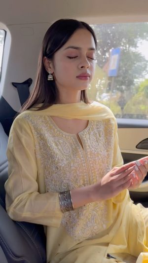 Nitanshi Goel Instagram - Thankyou for making #LaapataaLadies all yours and giving love to Phool🌸
Ye pehla din tha jab humne Laapataa Ladies ki promotion start ki thi🥹we were on our way to Sehore to interact with all the lovely people there and invite them to our premiere 💕 I was feeling nervous & excited at the same time so started chanting Shiv Stotram in the car🙏🏻✨
Please ignore my flaws, and feel the emotions🙏🏻🤍

#harharmahadev🙏 #harharmahadev #mahashivratri #shivtandav #shivstotram #nitanshigoel