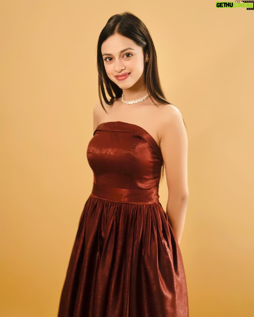 Nitanshi Goel Instagram - Laapataa Ladies premiere✨ Shot by - @mohitkapil Custom Dress- @ekta_singh96 Styled by- @ekta_singh96 Accessories- @thesource_buyorborrow Assisted by- @abhishek__gujar__ Dressmen team- @pravin_kumar_nirala #nitanshigoel #phool #laapataaladies Jio World Plaza