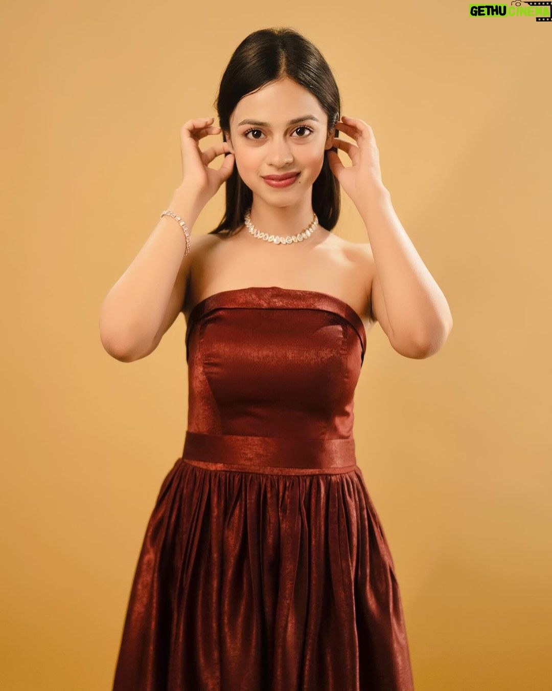 Nitanshi Goel Instagram - Laapataa Ladies premiere✨ Shot by - @mohitkapil Custom Dress- @ekta_singh96 Styled by- @ekta_singh96 Accessories- @thesource_buyorborrow Assisted by- @abhishek__gujar__ Dressmen team- @pravin_kumar_nirala #nitanshigoel #phool #laapataaladies Jio World Plaza