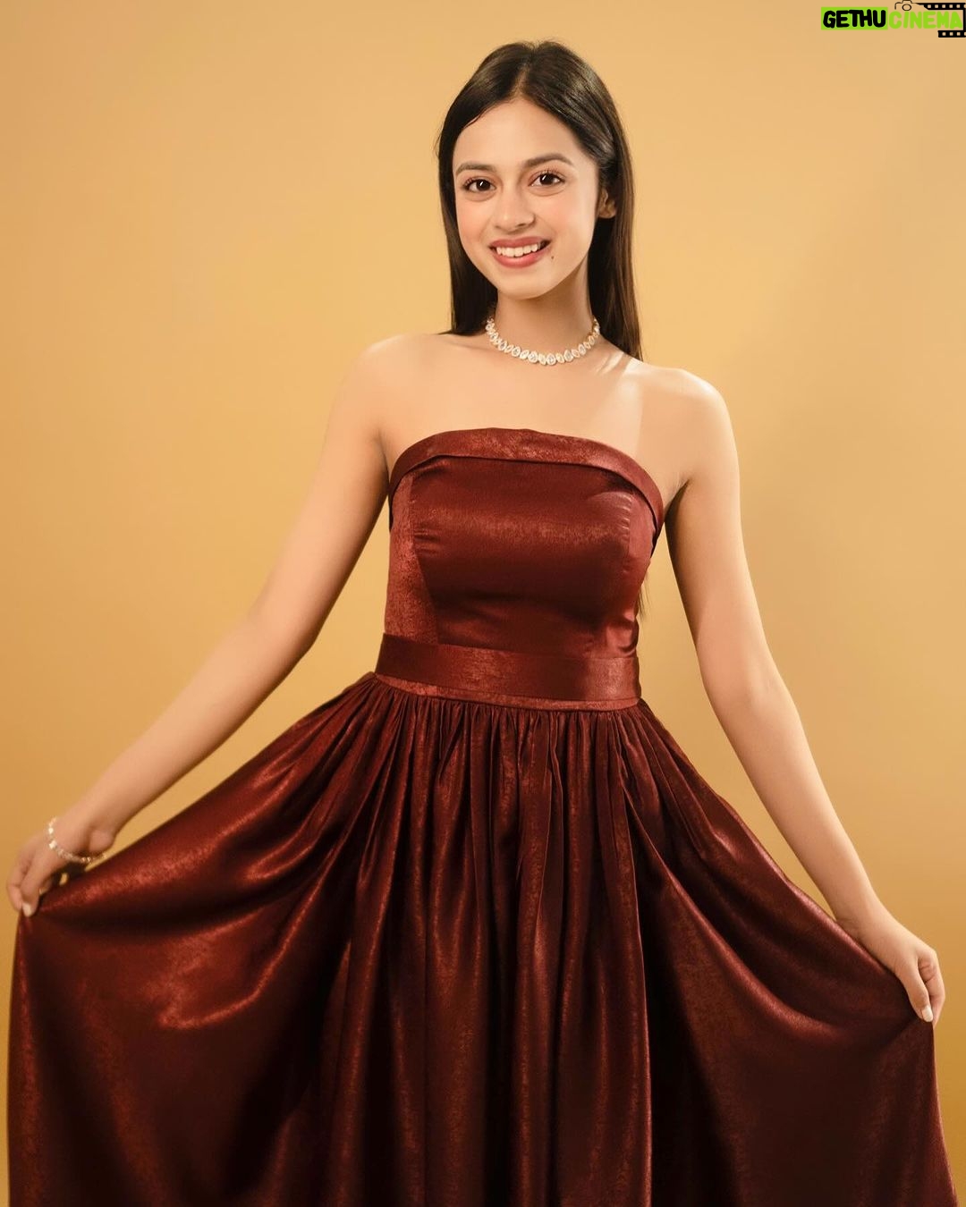 Nitanshi Goel Instagram - Laapataa Ladies premiere✨ Shot by - @mohitkapil Custom Dress- @ekta_singh96 Styled by- @ekta_singh96 Accessories- @thesource_buyorborrow Assisted by- @abhishek__gujar__ Dressmen team- @pravin_kumar_nirala #nitanshigoel #phool #laapataaladies Jio World Plaza