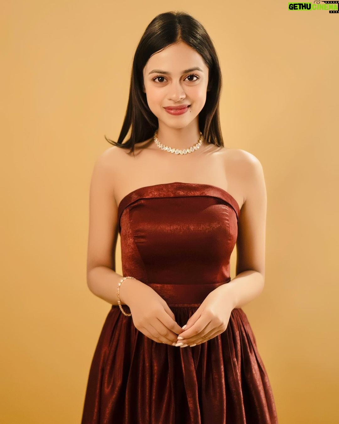 Nitanshi Goel Instagram - Laapataa Ladies premiere✨ Shot by - @mohitkapil Custom Dress- @ekta_singh96 Styled by- @ekta_singh96 Accessories- @thesource_buyorborrow Assisted by- @abhishek__gujar__ Dressmen team- @pravin_kumar_nirala #nitanshigoel #phool #laapataaladies Jio World Plaza